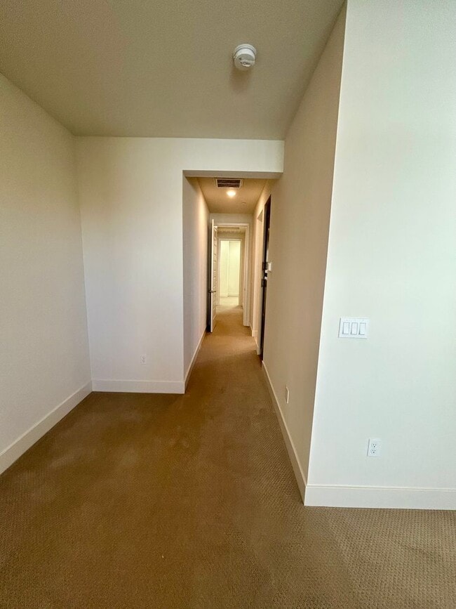 Building Photo - Centrally Located Santa Clara Townhouse