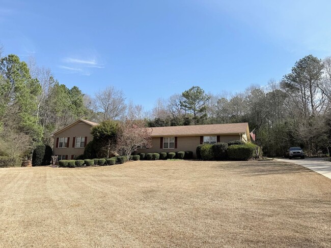 Building Photo - Four Bedroom Oconee Beauty