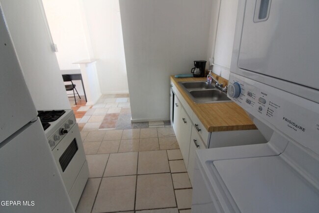 Building Photo - 3527 E Missouri Ave