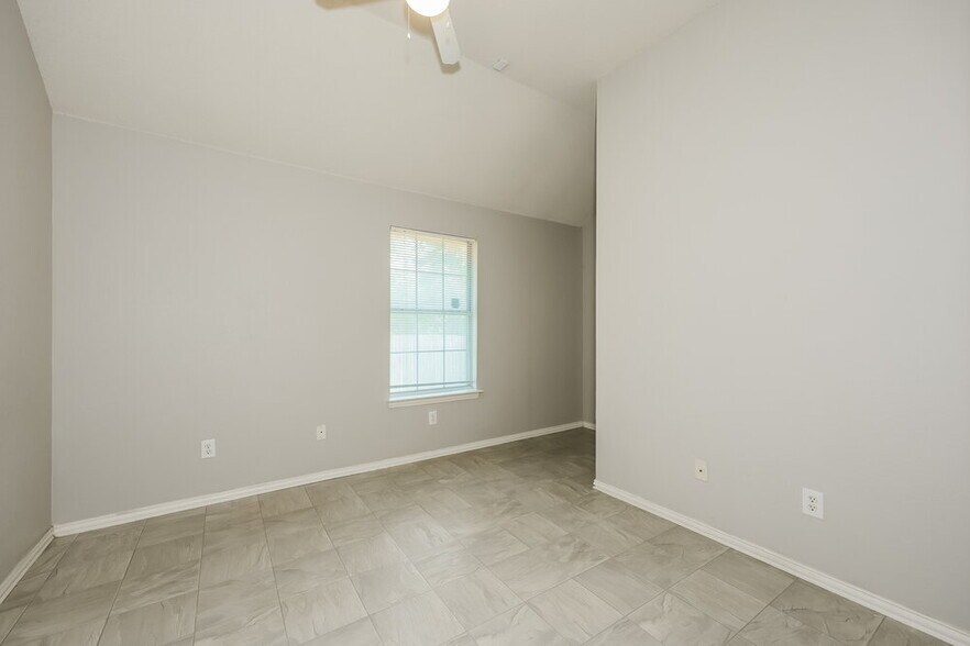 Building Photo - 5017 Eastcreek Dr