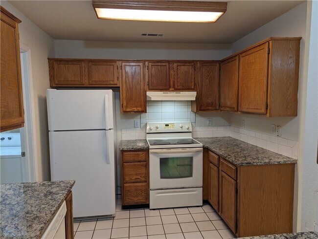 Building Photo - 2046 E Farr Ln