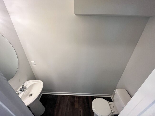 Building Photo - Beautiful 3 bedroom, 2 1/2 bathroom home i...