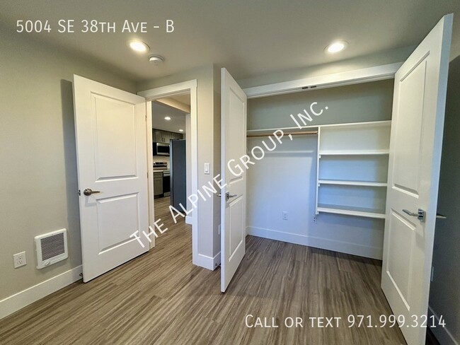 Building Photo - Updated 2 Bedroom near Reed College