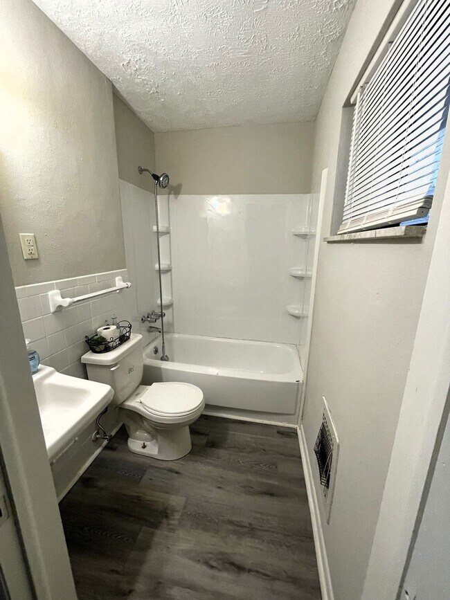Building Photo - Charming 1Bed/1Bath Apartment with Washer/Dryer Hookups!