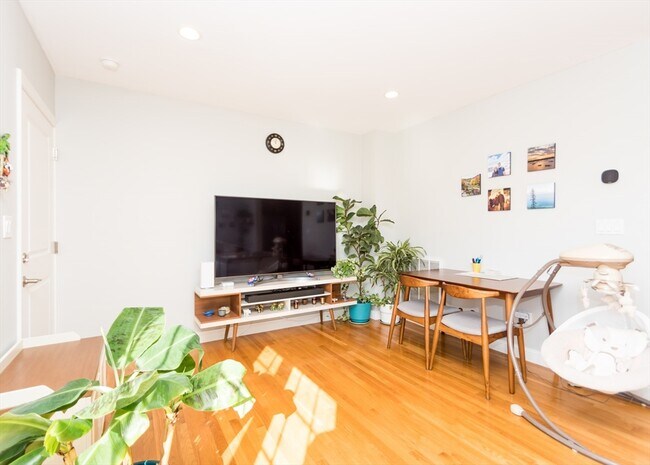 Building Photo - 199 Broadway