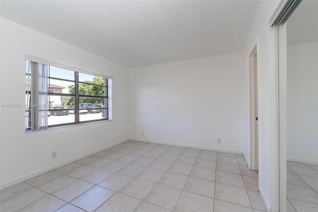 Building Photo - 1033 Twin Lakes Dr