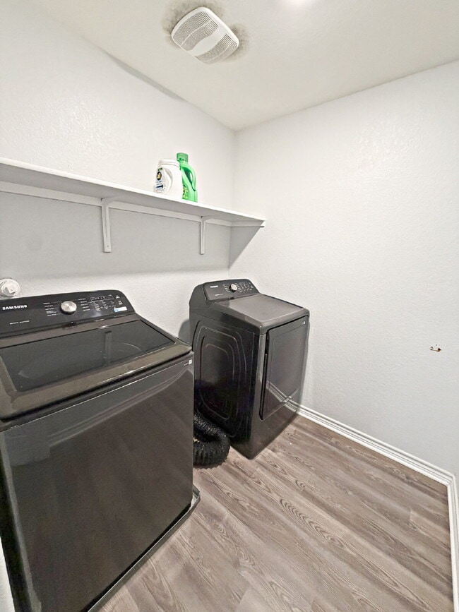 Building Photo - 2427 Bart Cv