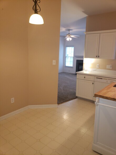 Kitchenette area - 8231 Hempshire Pl