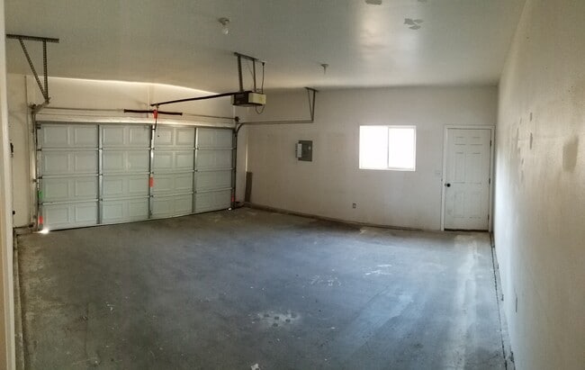 Building Photo - 3 Bedroom 2 bath with Garage