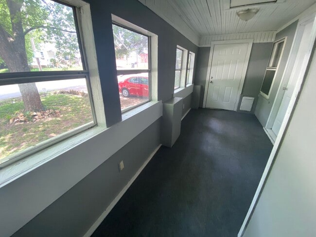 Building Photo - Updated 3 bed/1 bath, 1200 sqft home!