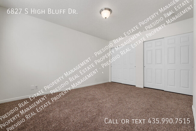 Building Photo - 6827 S High Bluff Dr