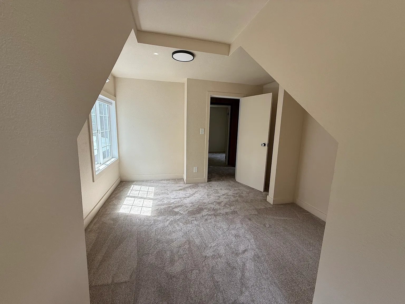 Building Photo - 7870 SW West Slope Dr
