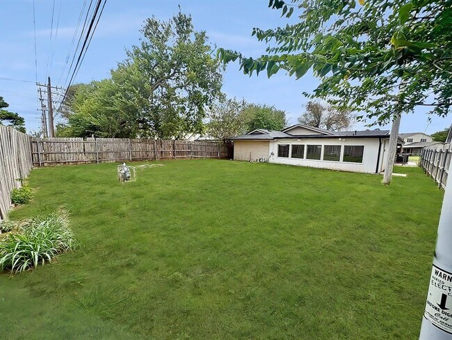 Building Photo - 6707 NW Compass Dr