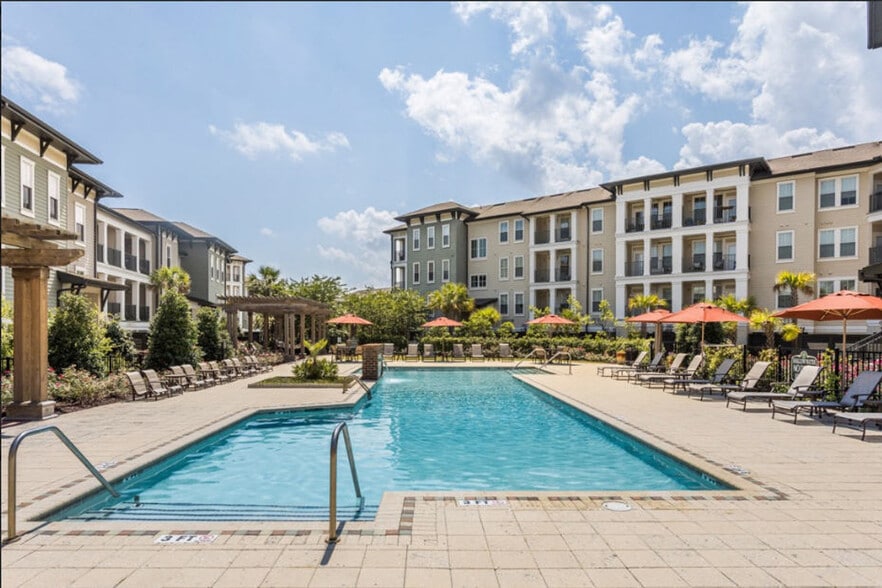 Building Photo - 460 Seven Farms Drive