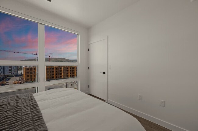 Building Photo - 610 400 W