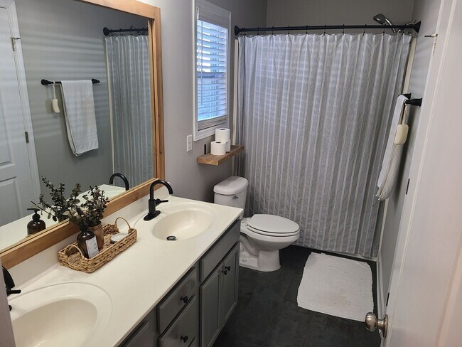 Building Photo - 3 Bedroom, 2 bath home located in The Land...