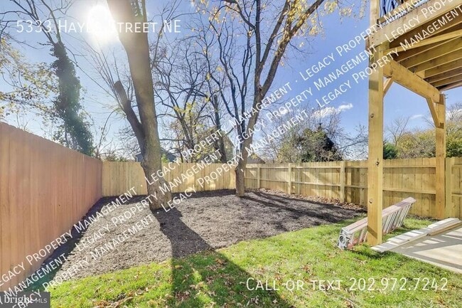 Building Photo - 5333 Hayes St NE