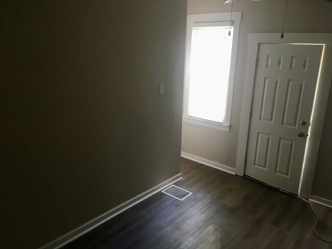 Building Photo - *** Duplex Style Apartment * Pet Friendly * Renovated * Available Now * Granite Counters * Stainl...