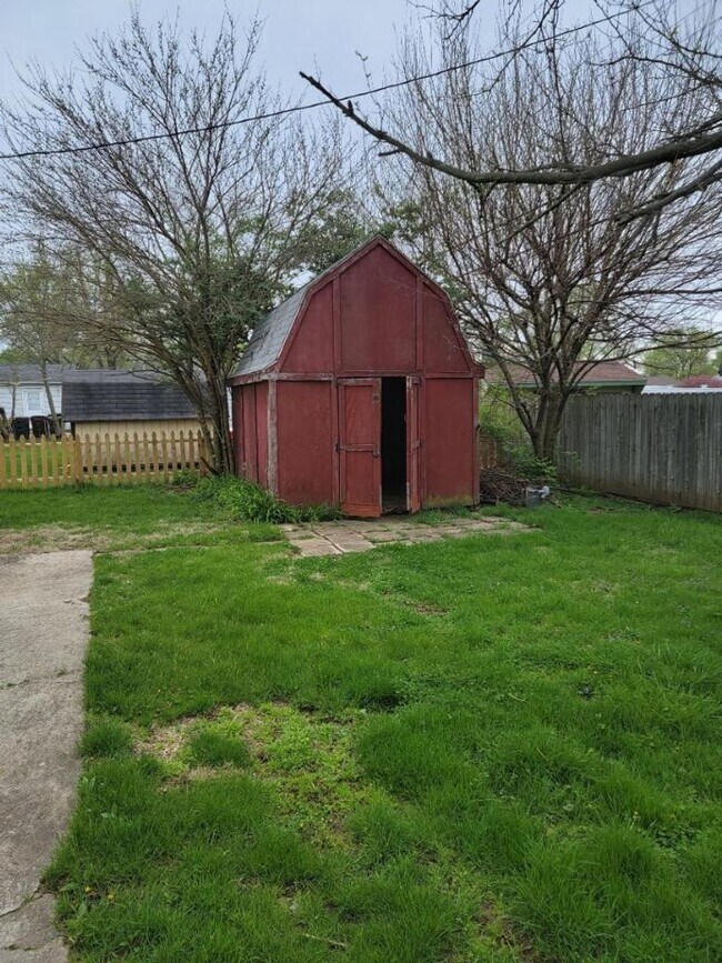 Building Photo - 2 Bedroom Ranch Home in Fairborn - Just Re...