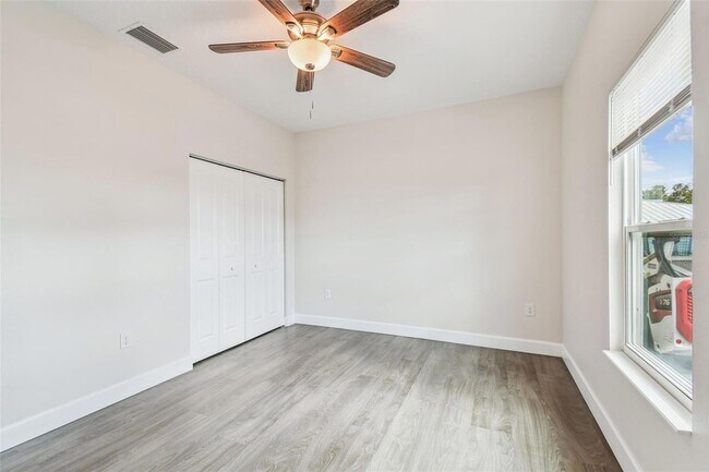 Building Photo - 650 E Tarpon Ave