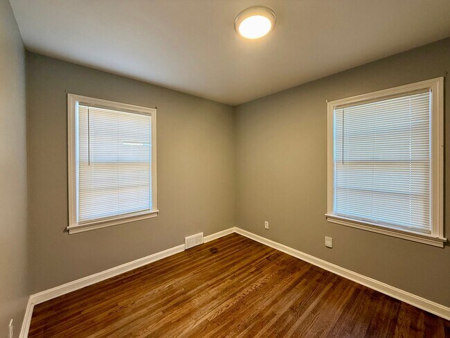 Building Photo - Freshly Renovated 2 Bedroom