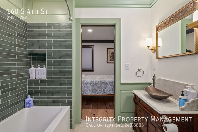 Building Photo - 160 S 4th St