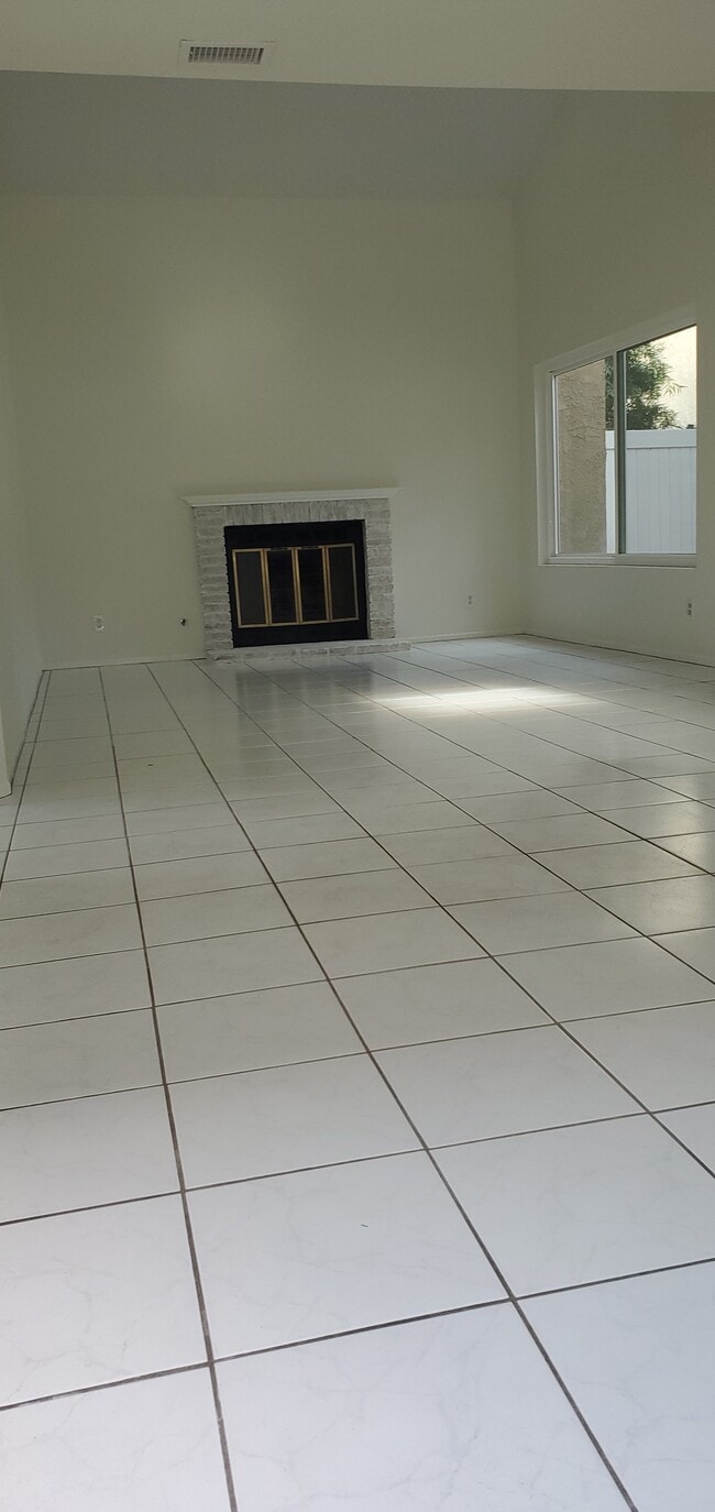 Building Photo - 12 Hazelnut