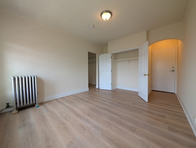 Building Photo - 5417 N Kenmore Ave