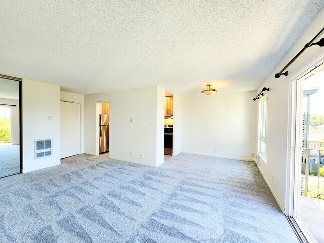 Building Photo - Top floor remodeled Woodlake unit