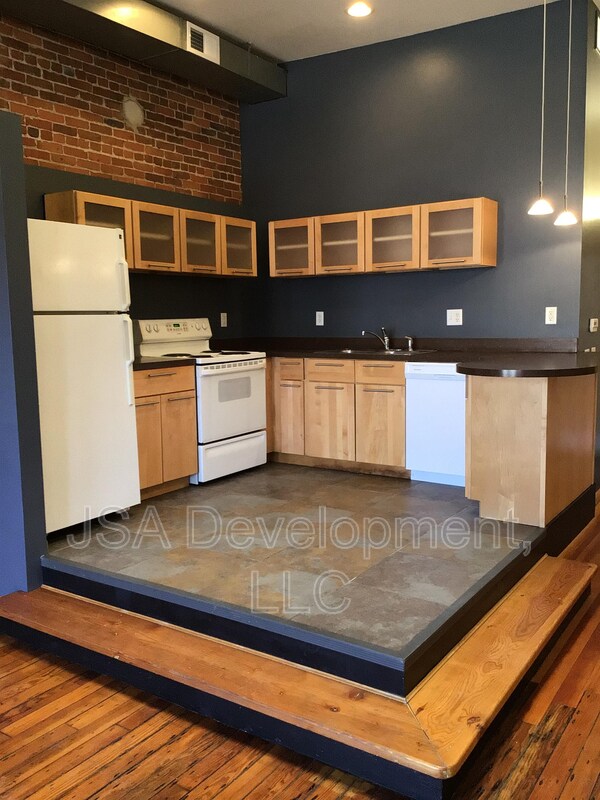 Primary Photo - 220-224 E 4th St