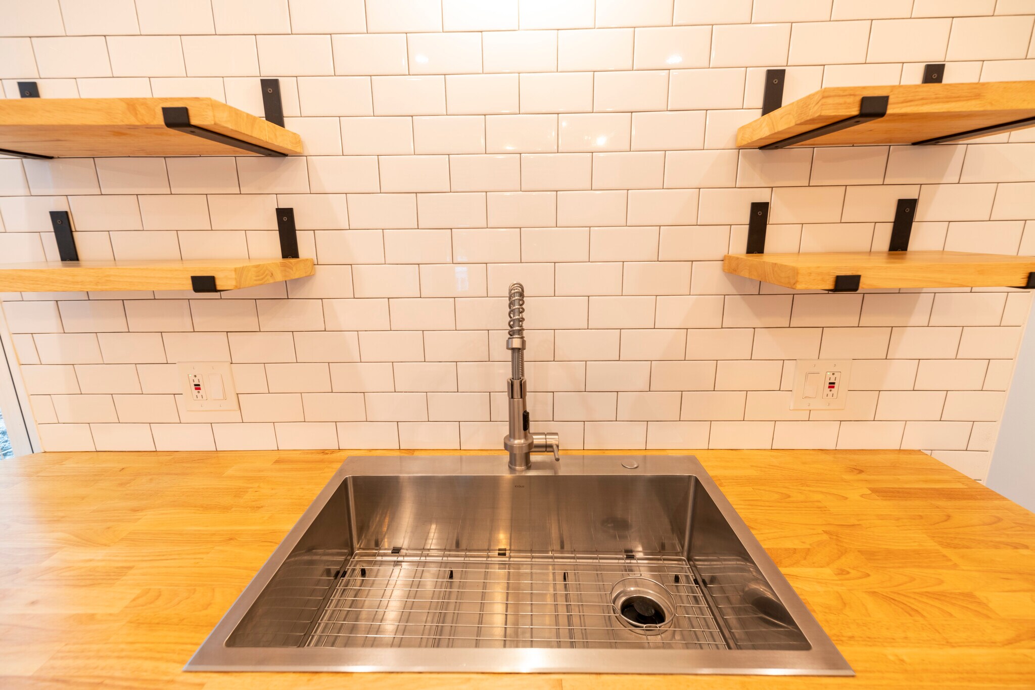 Building Photo - 905 S Miller St