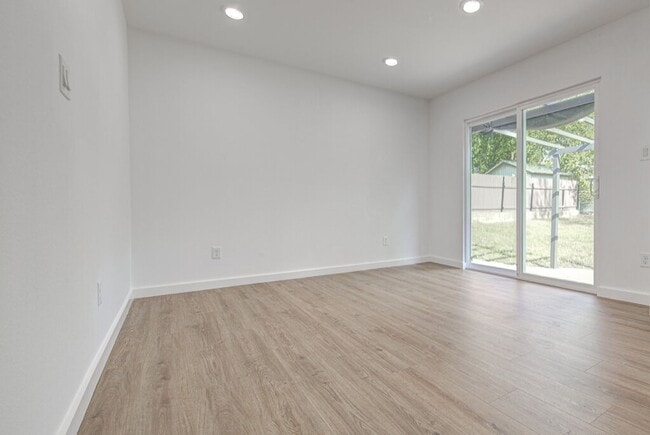 Building Photo - Fully Rebuilt 3BD Gem with Designer Finish...