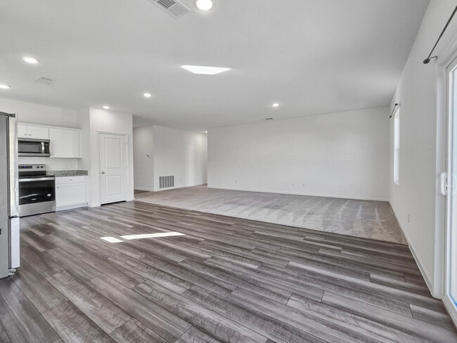 Building Photo - ***Move-in Special*** Move in by 11/30/202...