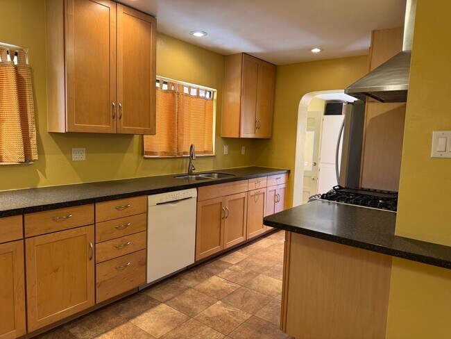 Building Photo - Northwest Living!