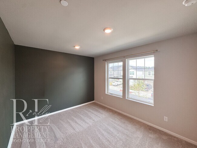 Building Photo - Bright 2024-Built Home with Modern Finishes & Fully Fenced Yard