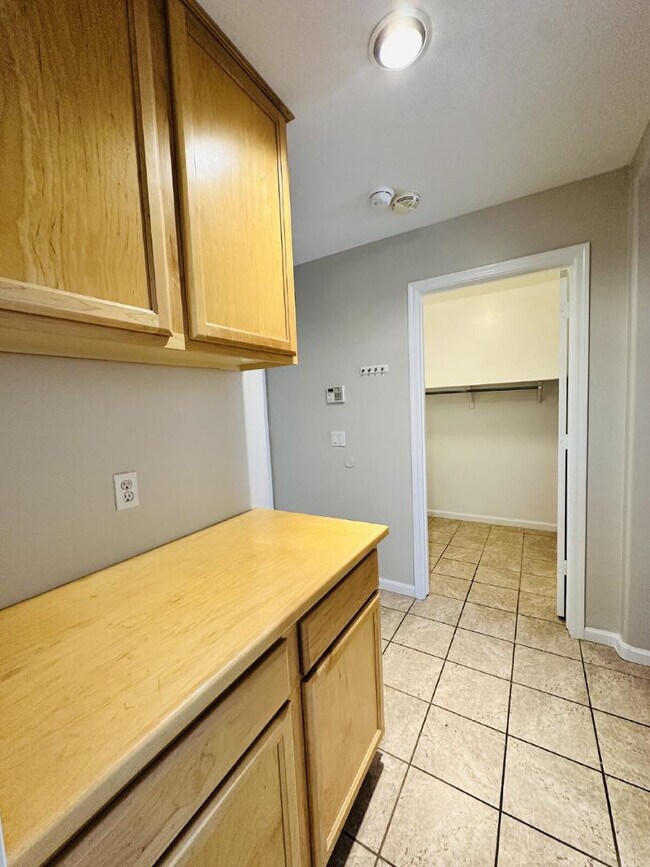 Building Photo - 672 W Raven Dr