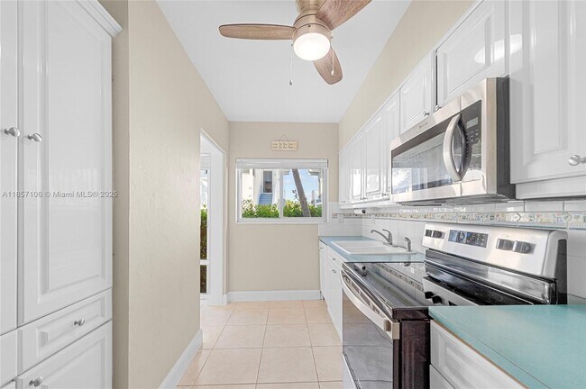 Building Photo - 425 Bayshore Dr