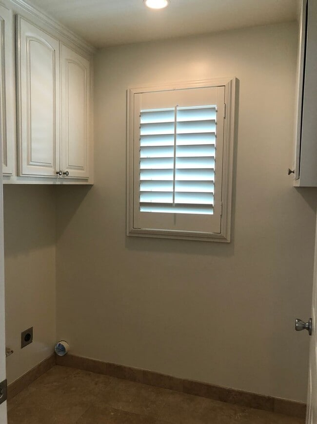 Building Photo - Three-story downtown home two blocks from ...