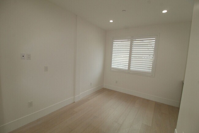 Building Photo - Oxnard Shores: Huge Rooftop Deck w/Ocean Views!