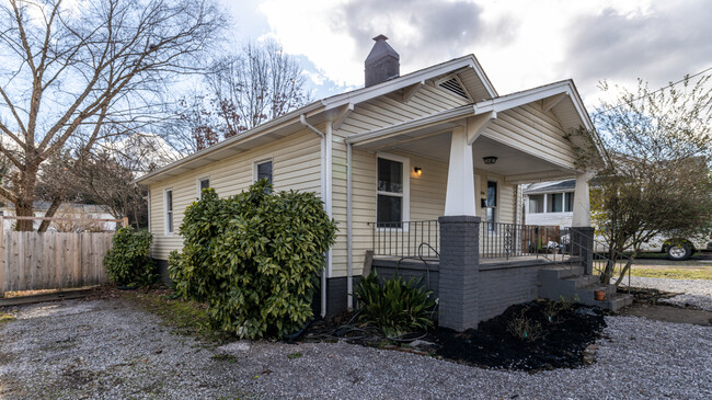 Building Photo - 708 E Woodland Ave