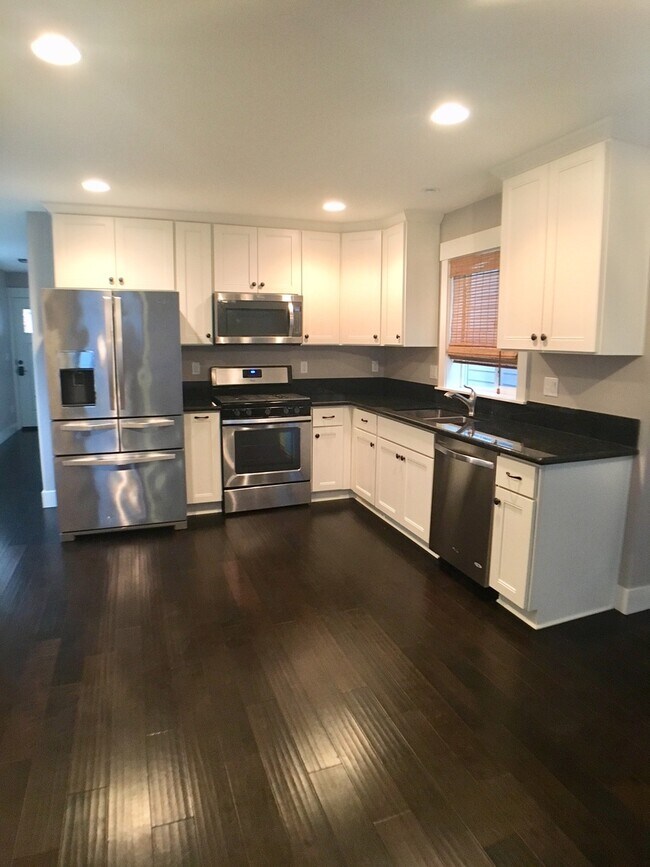 Building Photo - Spacious 3br/3.5ba House with Garage & AC in South Tabor Neighborhood