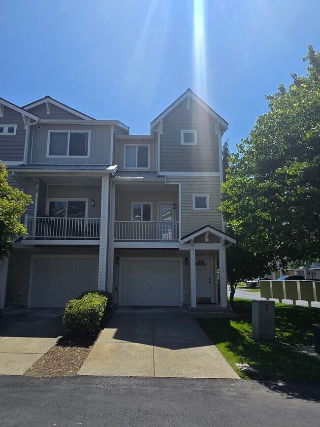 Building Photo - Possibly the Nicest & Most Convenient Townhome!