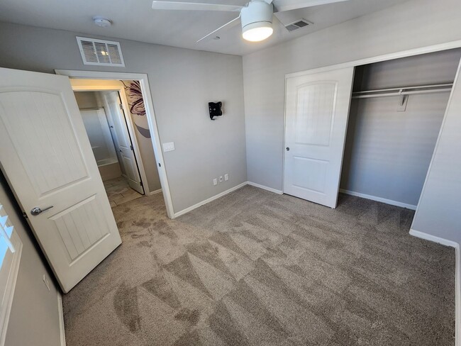 Building Photo - Three Level Mountains Edge Townhome