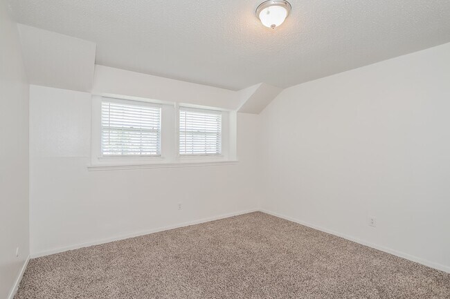 Building Photo - 26218 Maplewood Dr