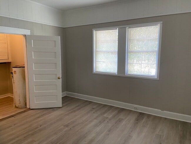 Building Photo - ***4 Bedroom / 1 Bathroom Home for Rent in...