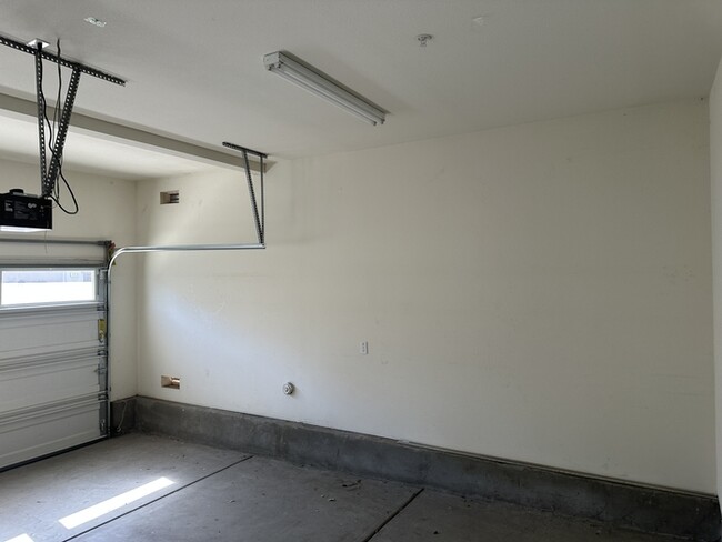 Building Photo - Gorgeous Mountain House 4 Bedroom 3 Bath Home