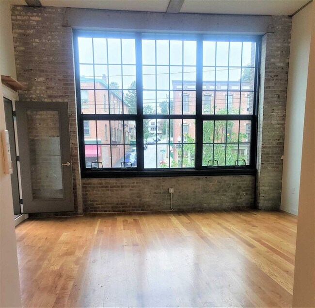 Building Photo - 1 E Main St