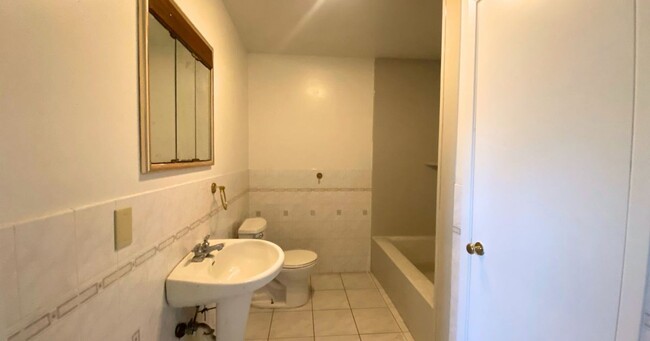 Building Photo - Spacious, remodeled 4 Bed, 2 Bath Home in ...