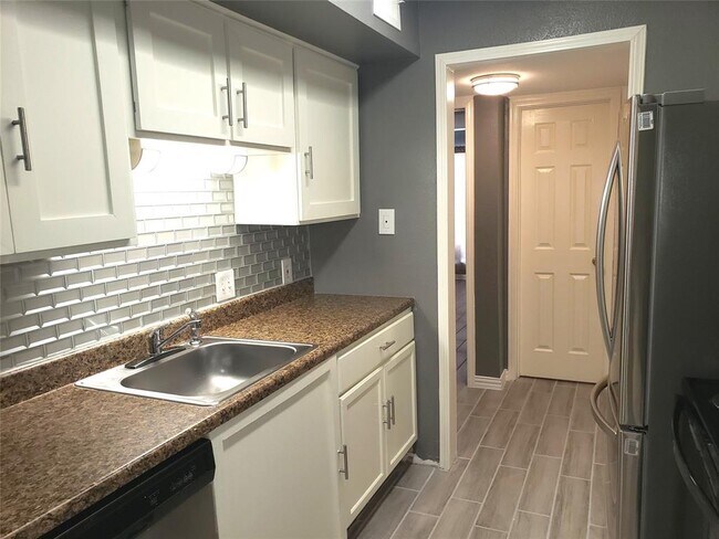 Building Photo - 16111 Aspenglen Dr