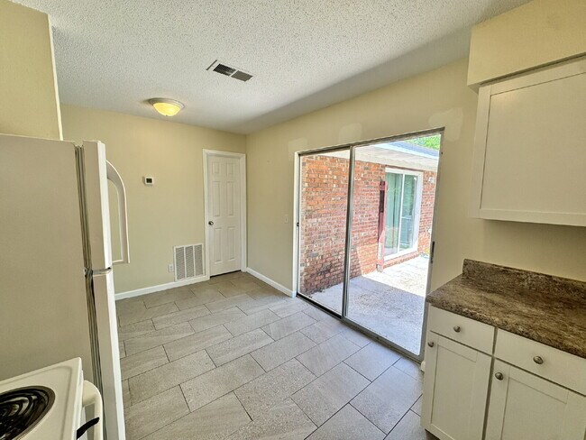 Building Photo - 1 bedroom 1 bathroom triplex unit